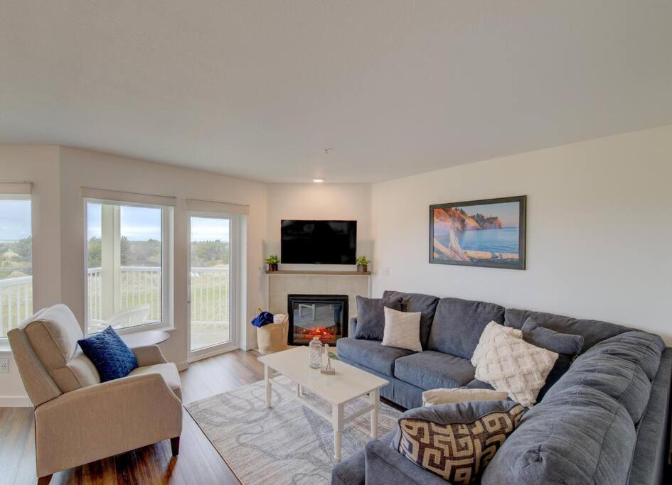 Beach Please-Updated Home With Ocean Views Лонг-Бич Экстерьер фото
